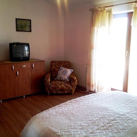 Apartments And Rooms Suzana Kršan Exterior foto